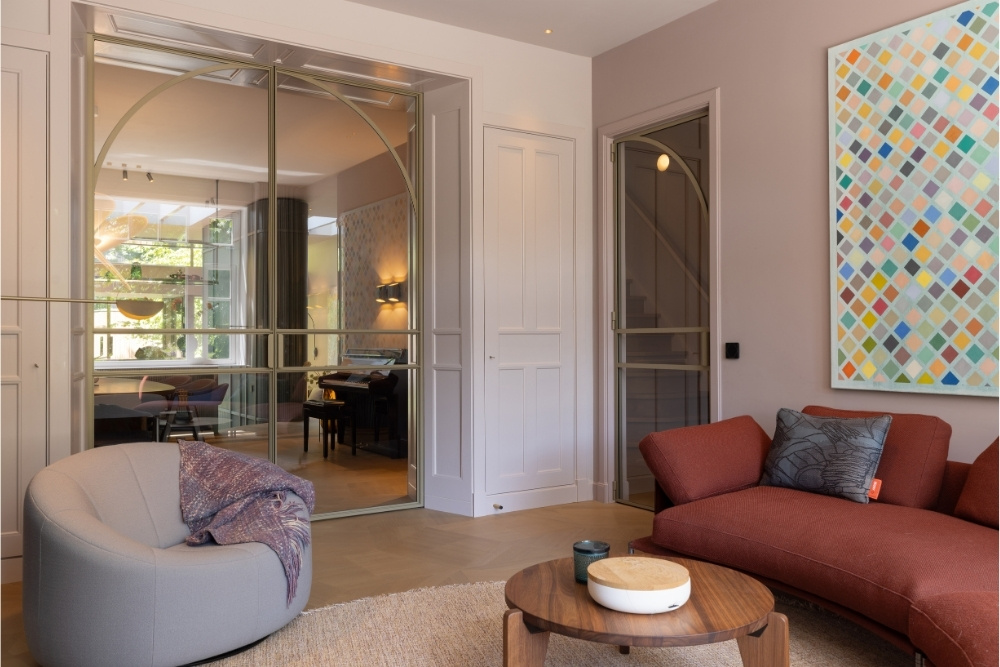 Bronzen stalen binnendeuren in een modern interieur