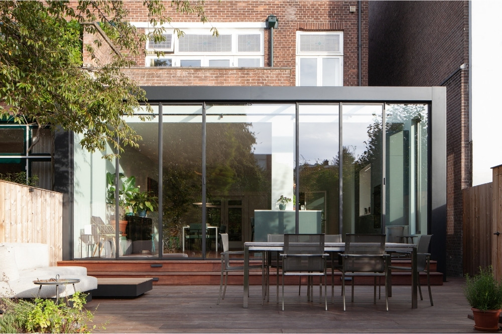 Stalen ramen met glazen dakpartij bij deze stadswoning